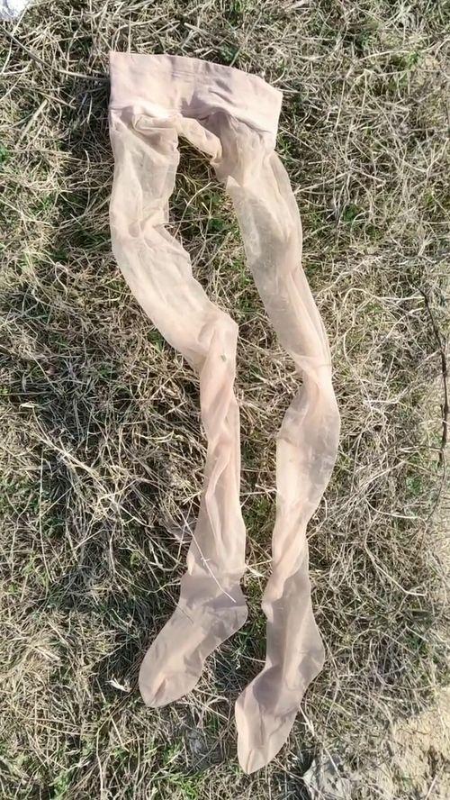 草地上丢弃的丝袜图片,探寻遗失的时尚密码