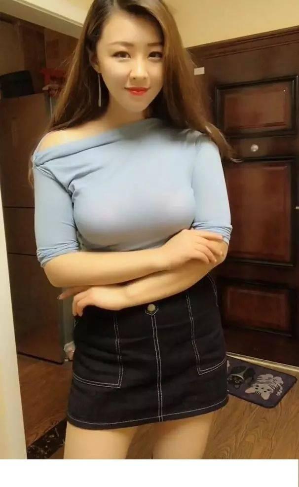 超短裙肉色丝袜老师,超短裙与肉色丝袜的性感老师风采